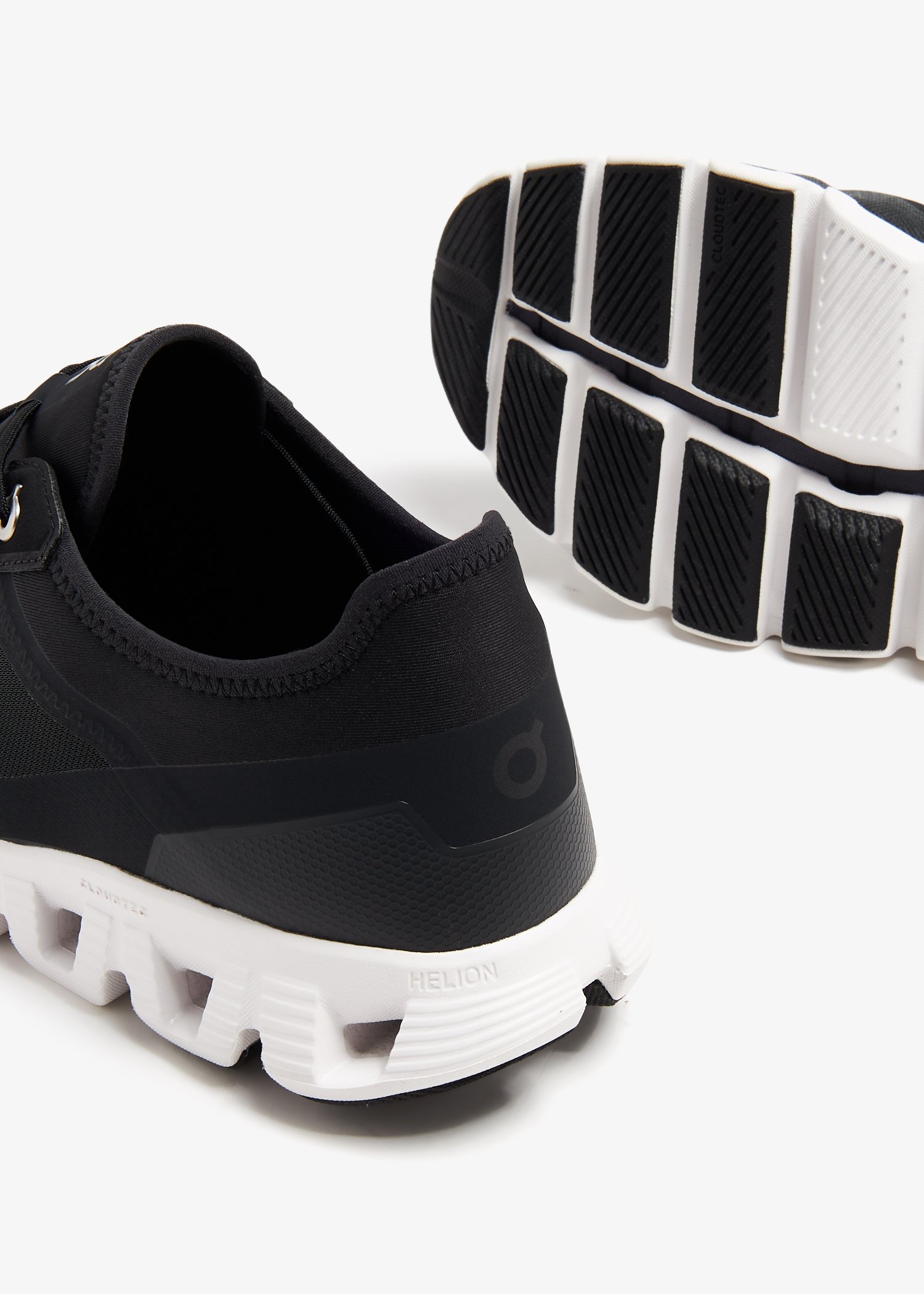 On cloud outlet black