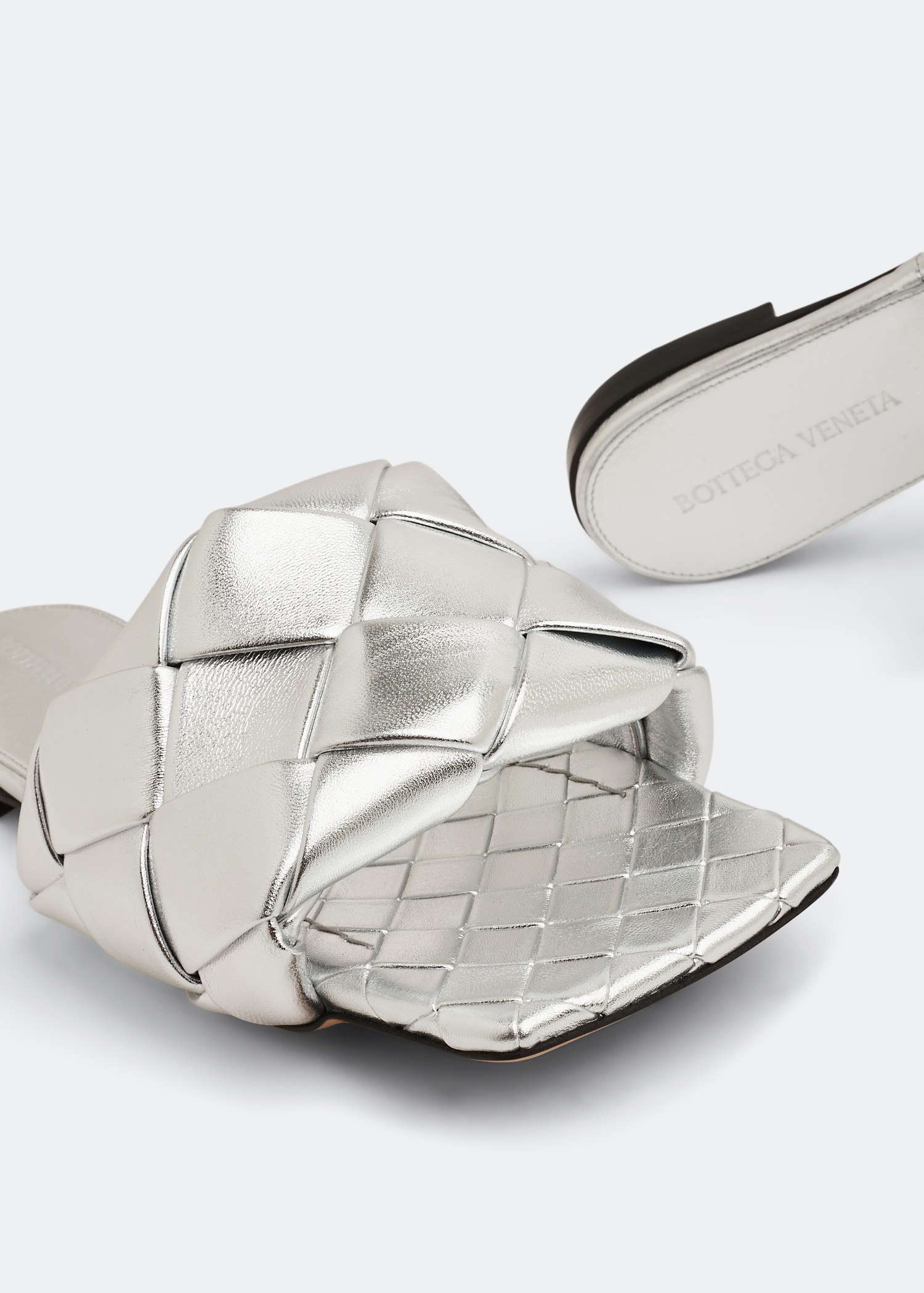 Bottega Veneta Lido flat sandals for Women - Silver in UAE