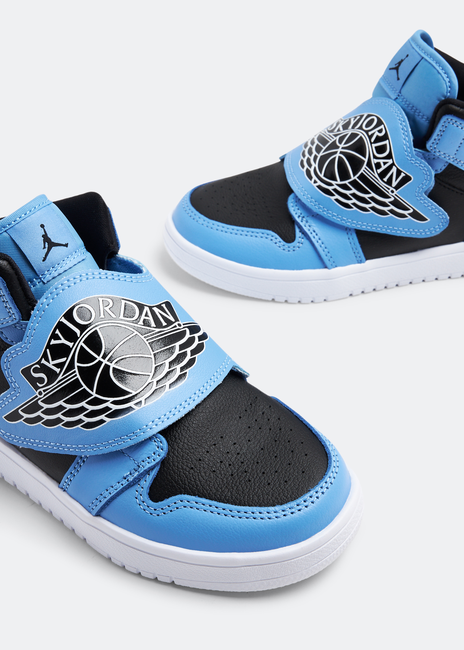 

Sky Jordan 1 'University Blue' sneakers