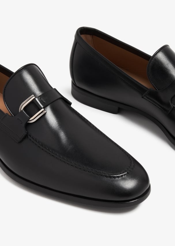 Magnanni Leather loafers for Men - Black in UAE | Level Shoes
