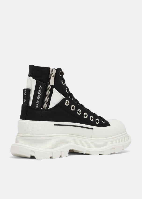 Alexander McQueen Tread Slick boots for Men - Black in UAE | Level Shoes