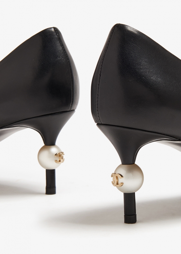 Black pumps with pearls online