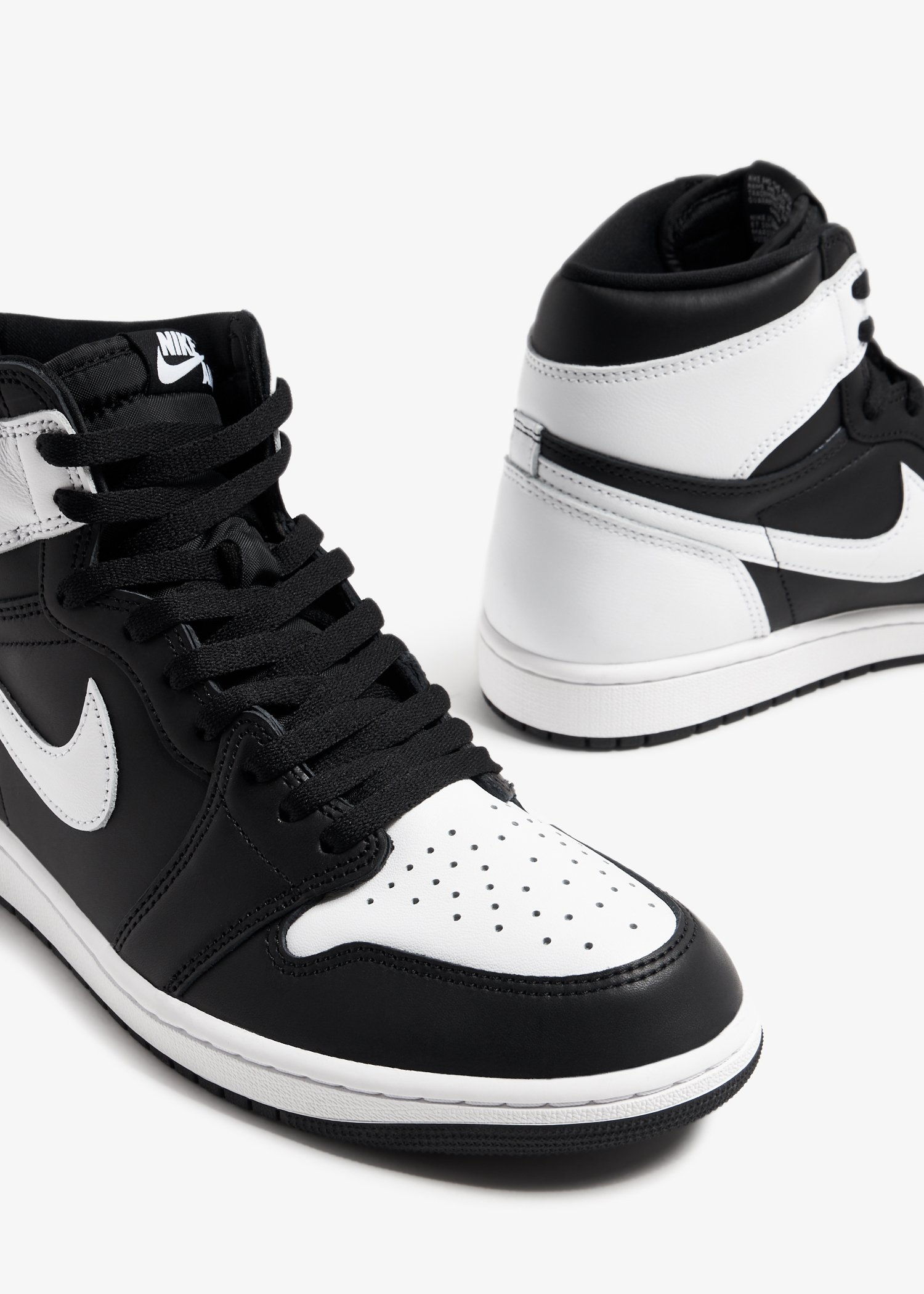 Jordan retro 1 white and black best sale