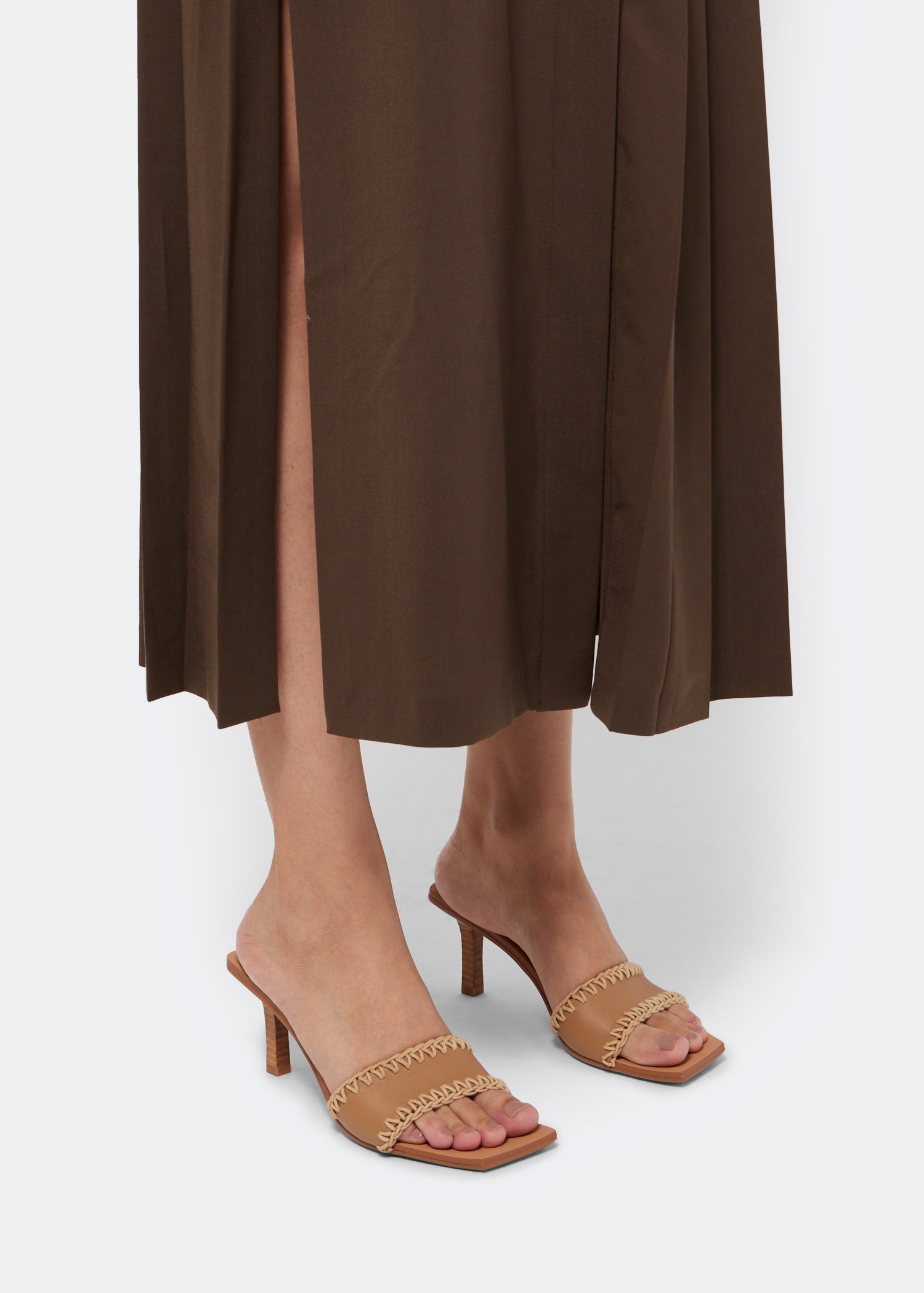 

Mara mules, Beige